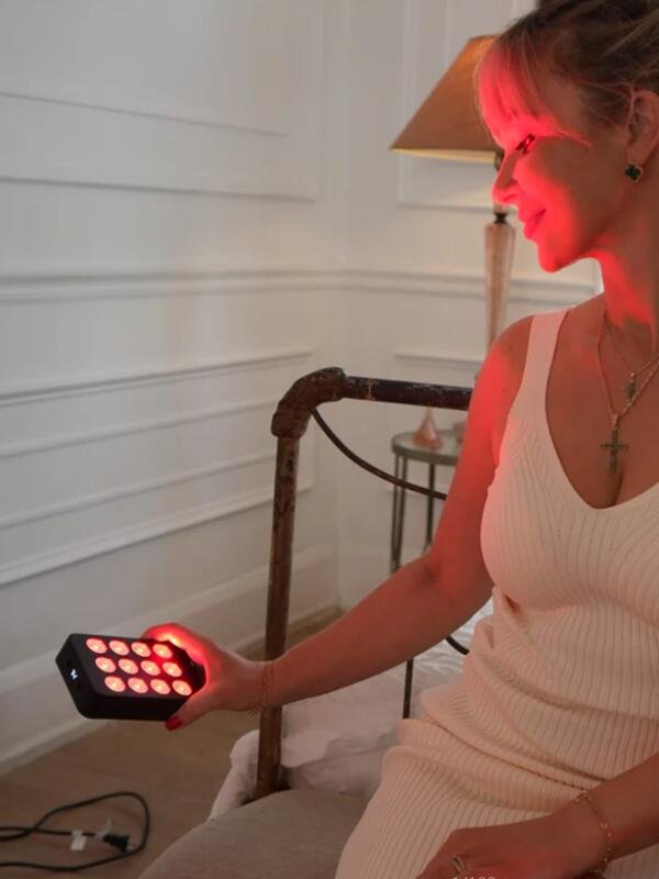 Compact targeted red light therapy device